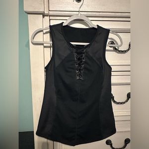 🚨LAST CHANCE: Fabletics Black lace front athletic top. Size XS/S